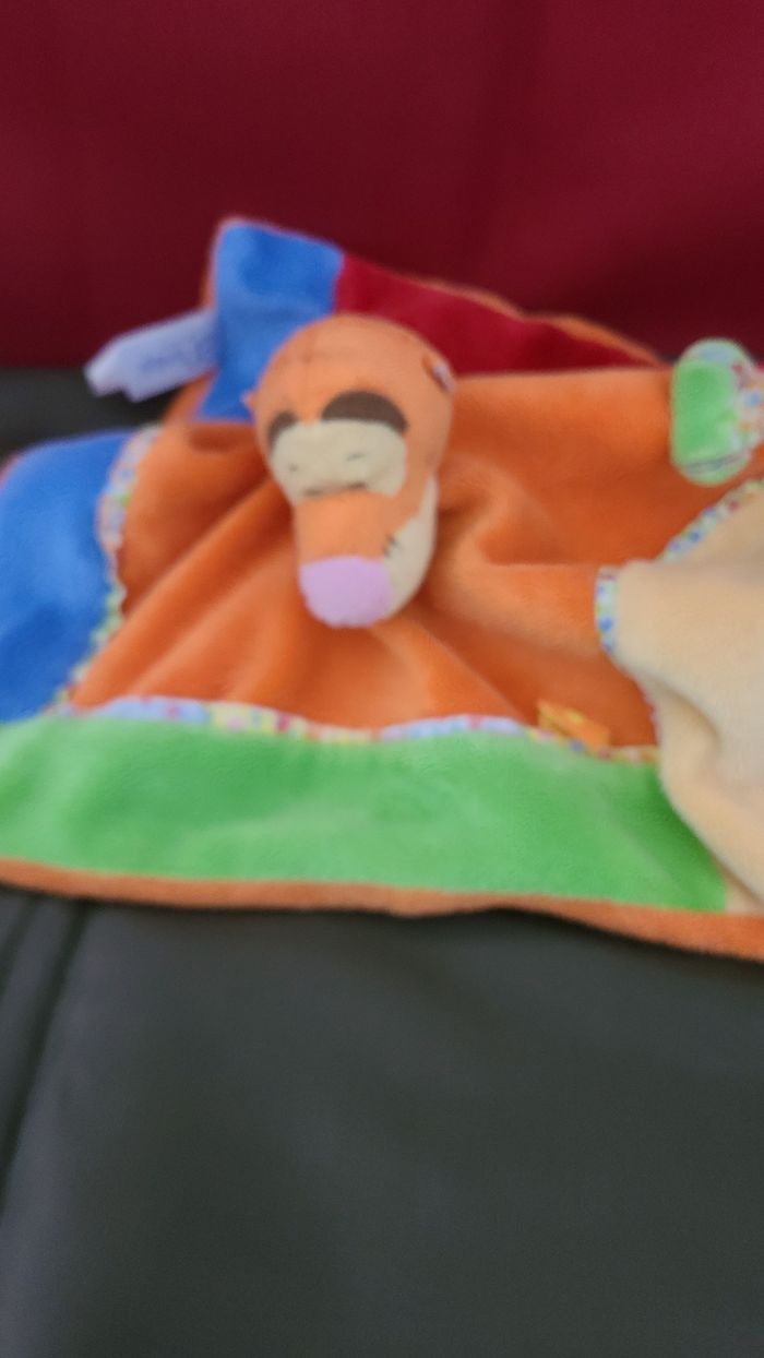 Disney Tigrou Doudou Plat Carré Rouge Orange Vert Bleu Jaune Feuille - photo numéro 2