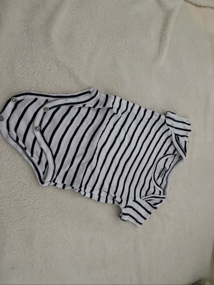 Lot 9 bodies tee shirt 3 mois - photo numéro 3