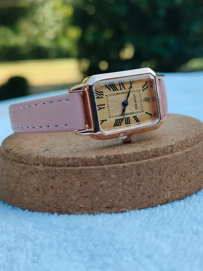 Montre rose rectangulaire, style retro vintage