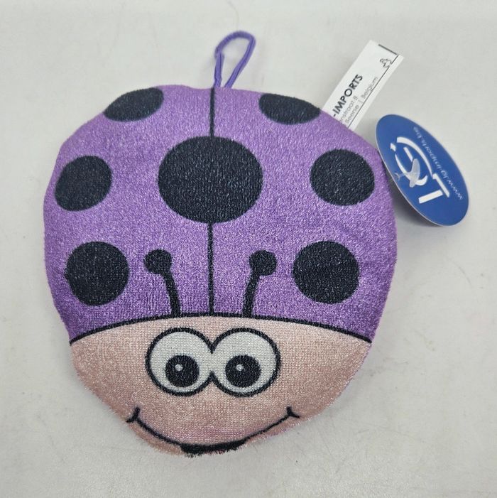 Coccinelle.
13x13,5x3cm.
Neuve.