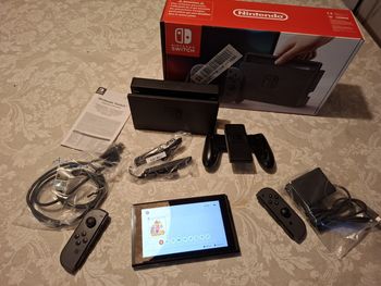 Nintendo Switch 32 Go Console avec Manettes Joy-Con Grises Non Patché