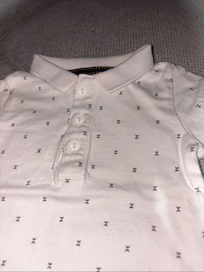 Polo bébé imprimé discret