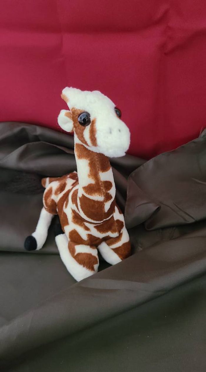 girafe assise en peluche LASCAR