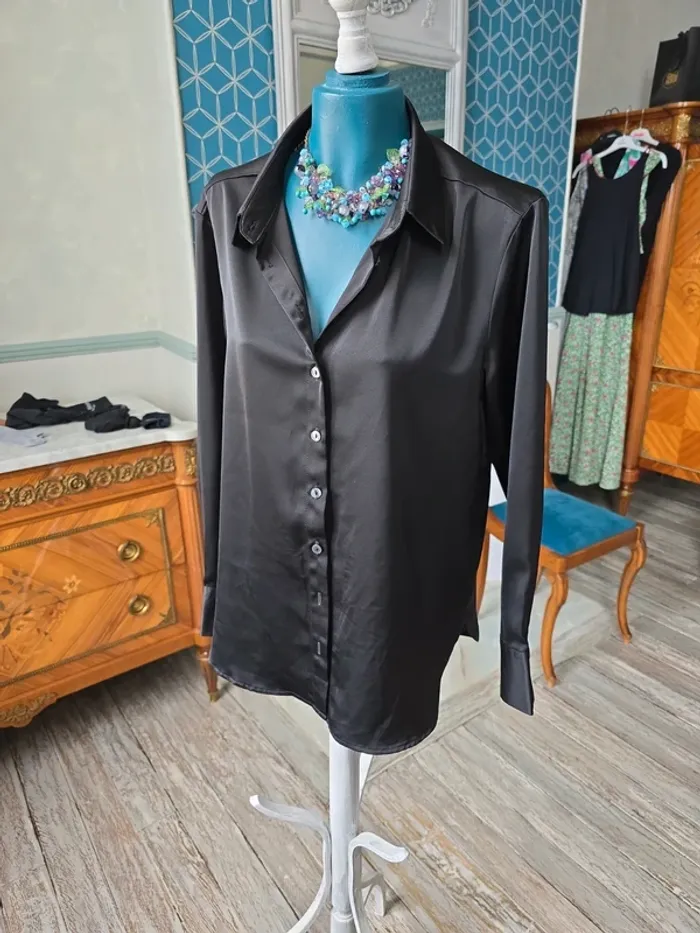 Chemisier noir satin brillant polyester viscose