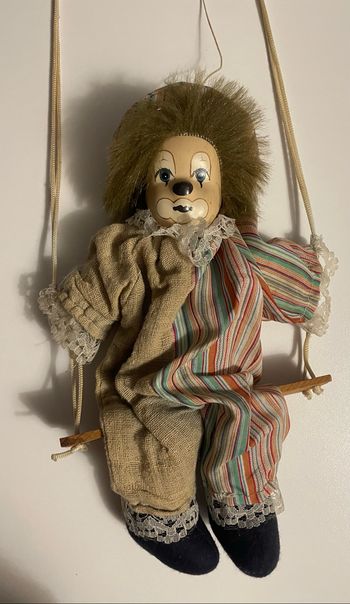 Clown sur balançoire