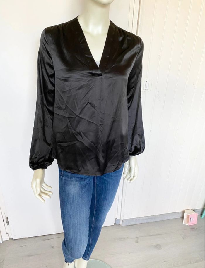 Blouse satinée – Noir  – Col en V – Taille 38/M – Excellent état - photo numéro 2