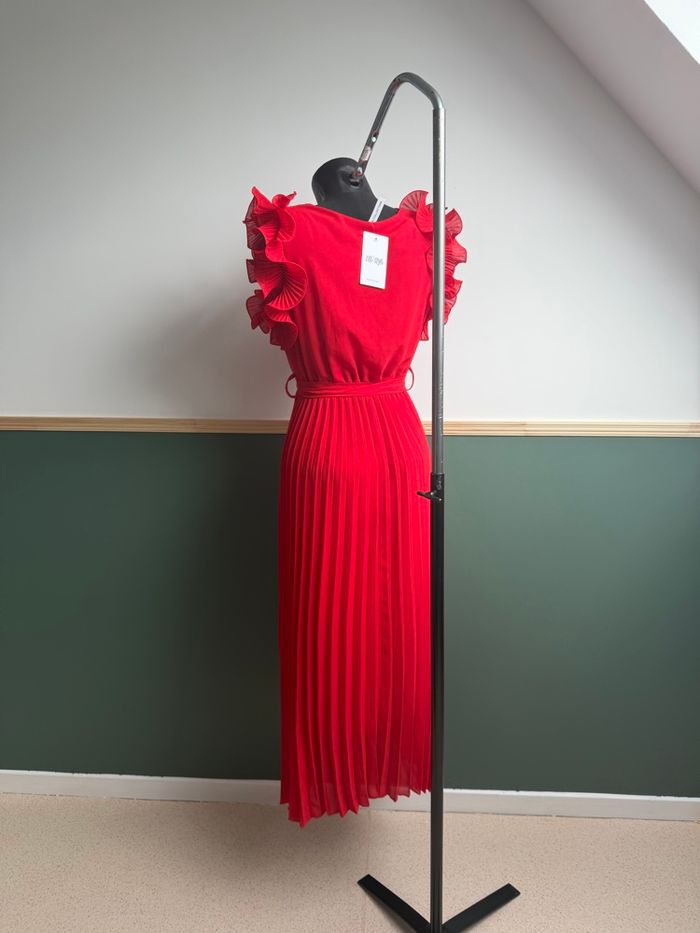 Robe longue rouge plissée décolleté en V croisé Victoria - photo numéro 5
