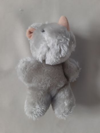 petit rhinocéros en peluche 