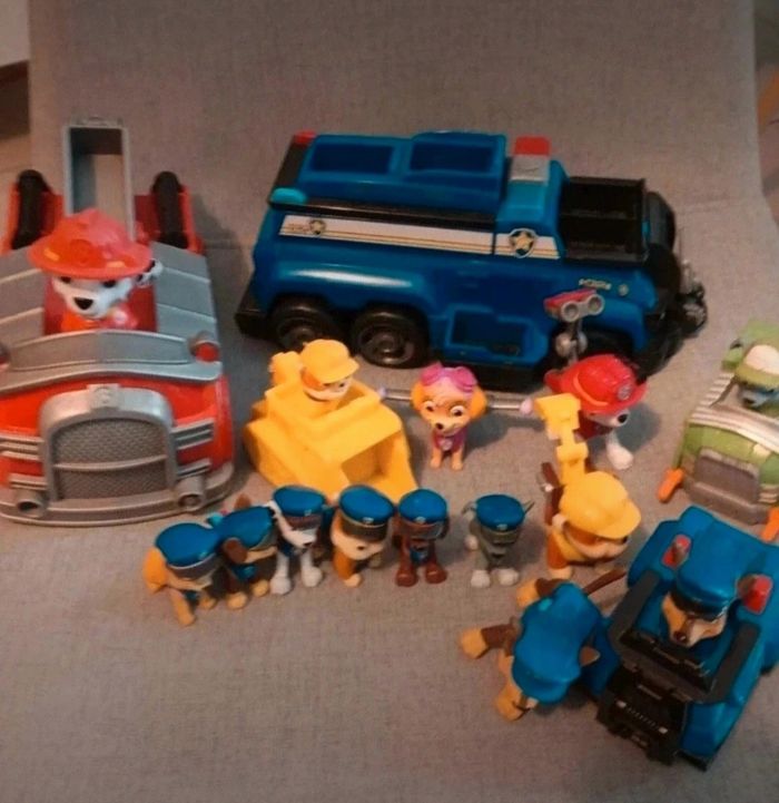 Gros lot de véhicules et figurines pat patrouille