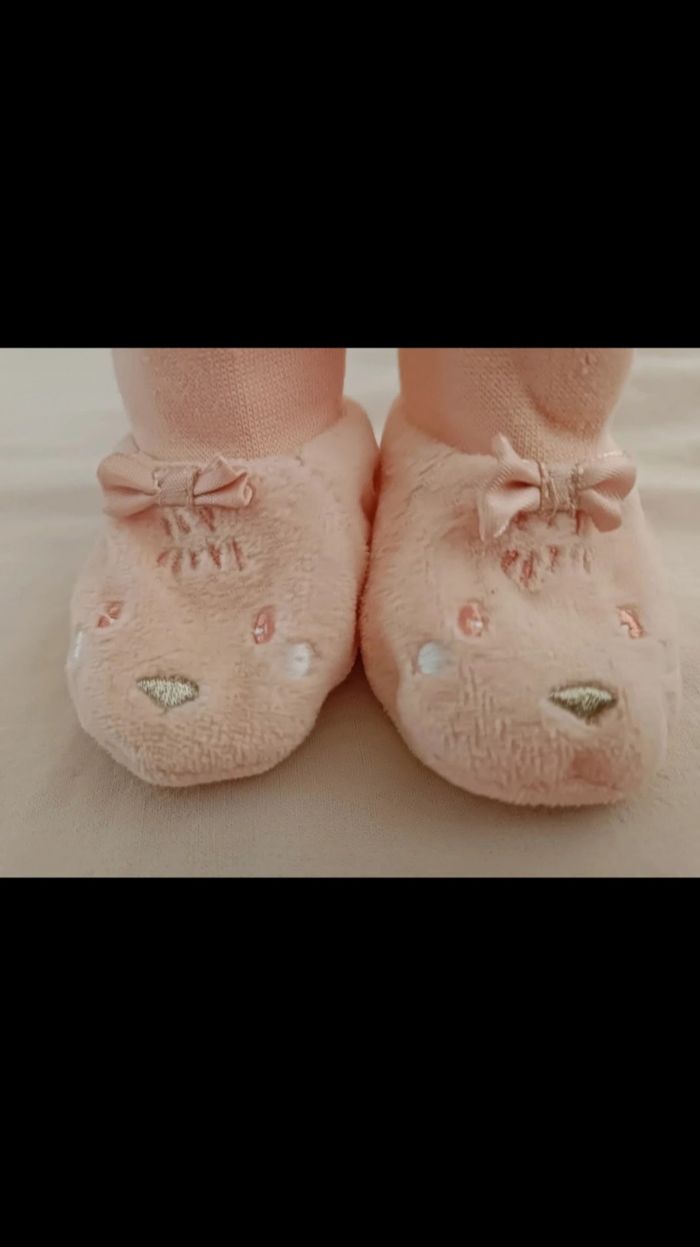 Chaussons en velours avec petit noeud pour bébé fille