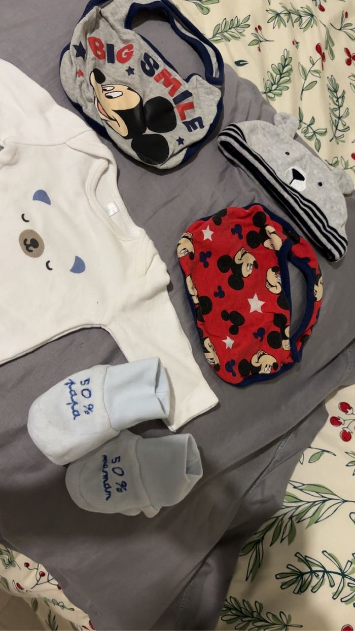 Ensemble naissance garçon + bavoir Disney + chausson neuf - photo numéro 4