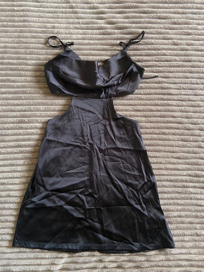 Robe court noir satin - photo numéro 2