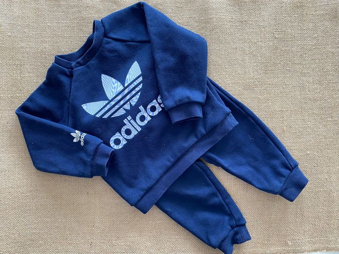 Ensemble Sweat et pantalon bleu foncé  9-12 mois Adidas