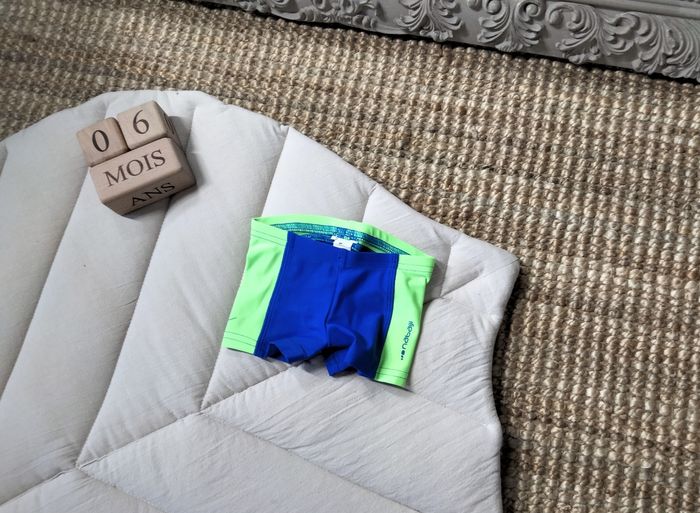 Maillot de bain bleu et vert