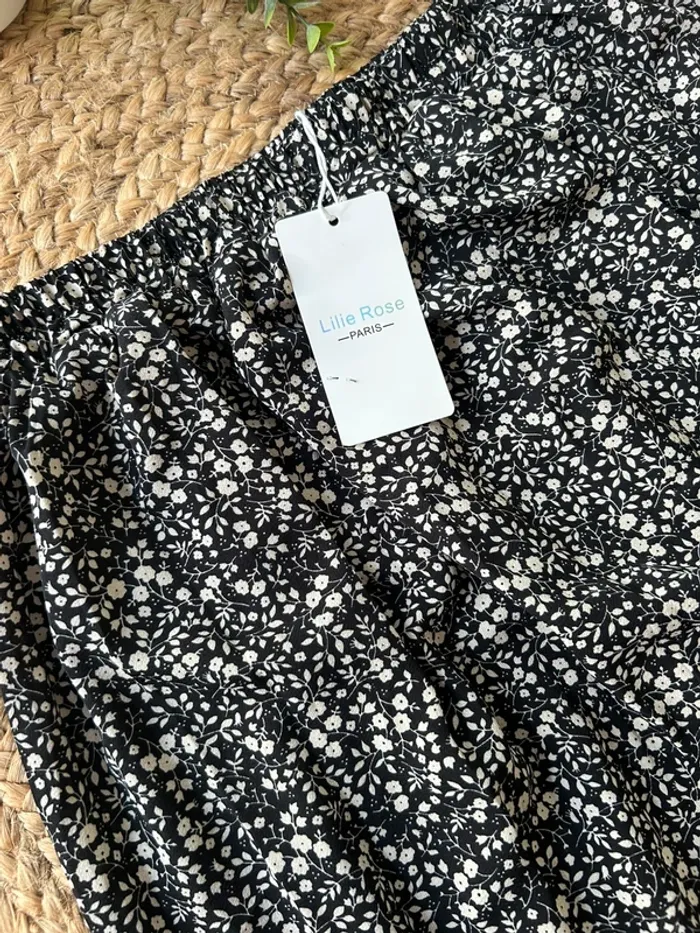 Jupe noire fleurie taille M/L - photo numéro 2
