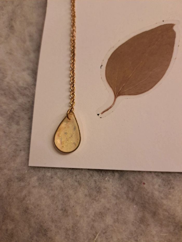 Boucles d'oreilles pendante en résine - photo numéro 7