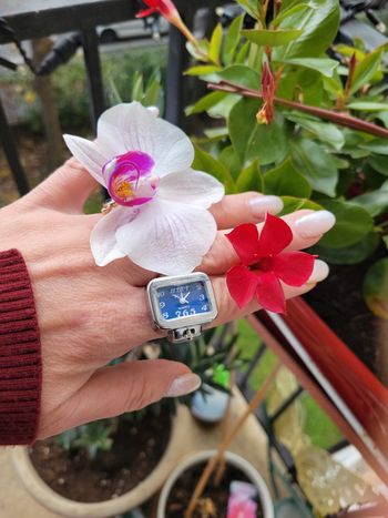 Montre bague rectangulaire bleue