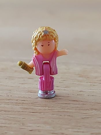 Polly pocket figurine