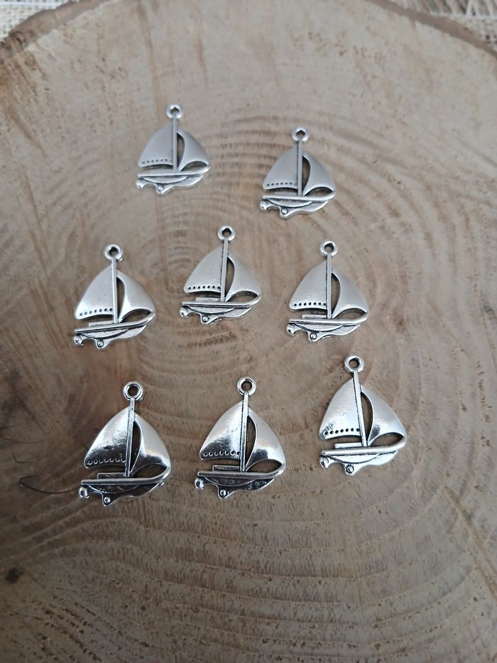 Lot de 8 pendentifs bateaux argenté