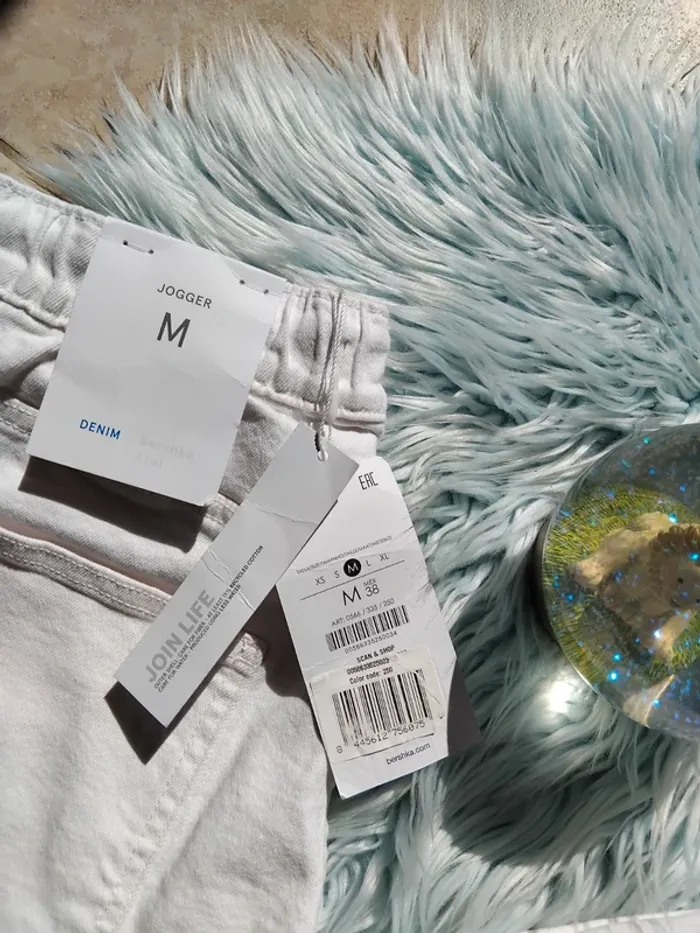 🚺 jean blanc Bershka neuf 38 - photo numéro 2