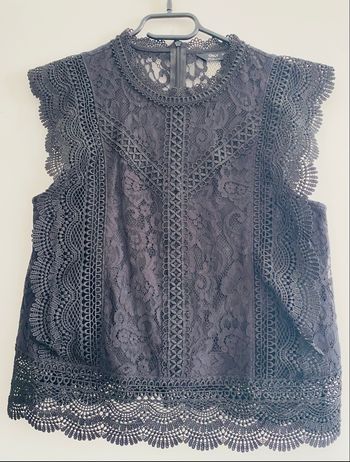 Top noir à dentelle