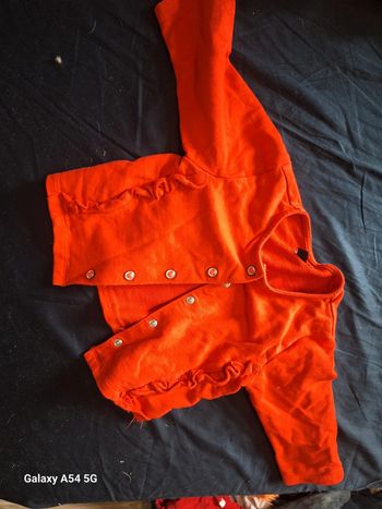 Gilet rouge bouton coeur 9 mois