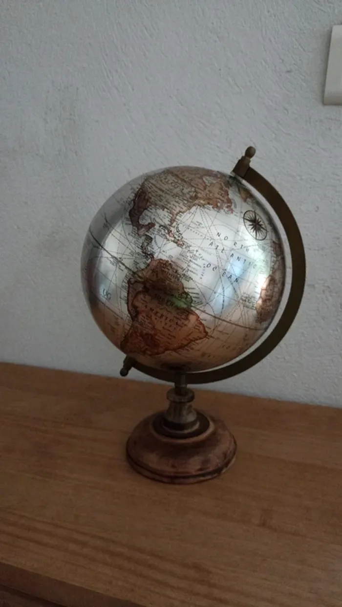 Globe terrestre doré - photo numéro 3