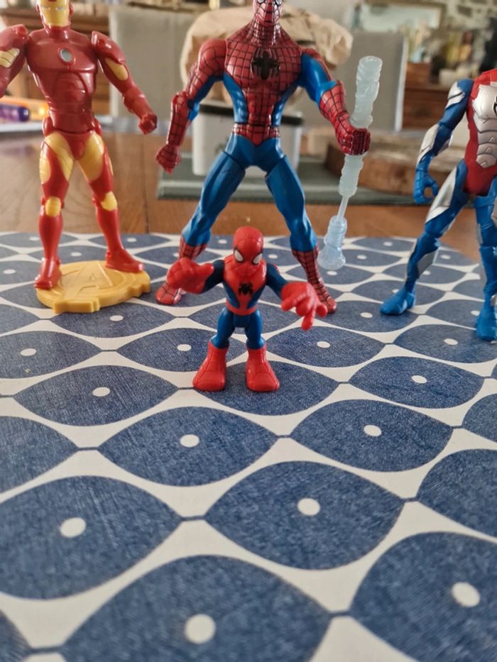Lot de 5 figurines Avengers spiderman et autres - photo numéro 3