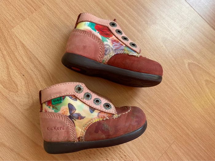 Belle paire de chaussures/bottines en cuir Kickers rose avec hologramme T. 21 fille