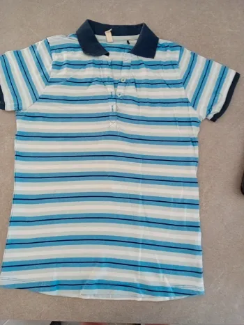 Polo à rayuŕe blanc et bleu de chez émoi en taille S