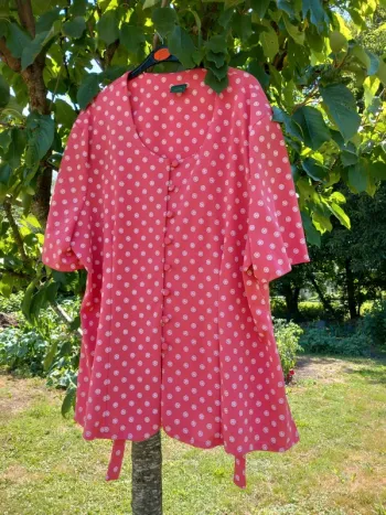 Chemisier  rose à poit blanc marque canda taille 52
