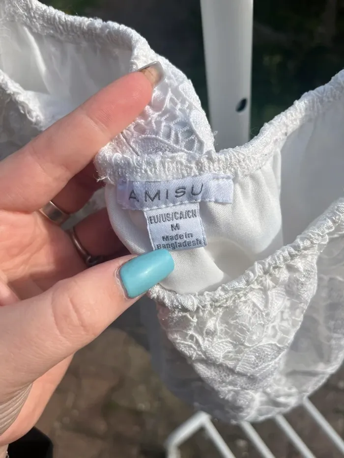Top court en dentelle blanc épaule dénudée - photo numéro 3