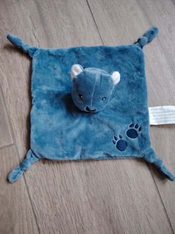Doudou plat ours bleu empreinte kimbaloo