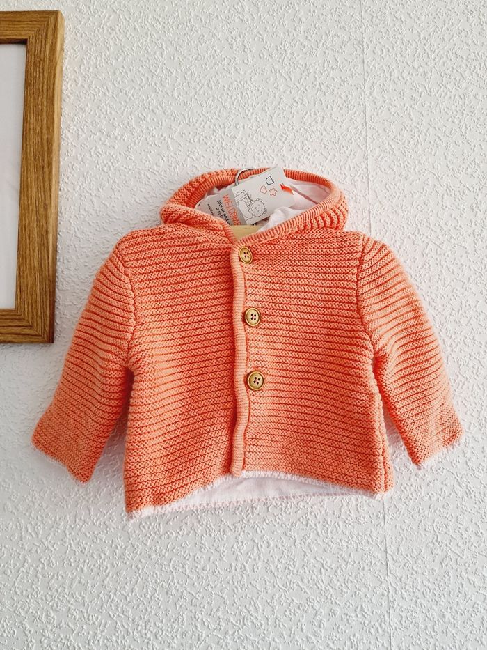 Noukie's - Mantelet / Pull / Gilet en tricot avec capuche - Neuf avec étiquette ! (3 mois) - photo numéro 2