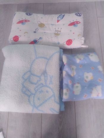 Vends 2 couverture bébé et 1 coussin