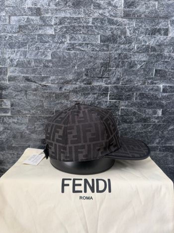 Casquette fendi - photo numéro 2