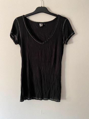 Tee-shirt noir à col V