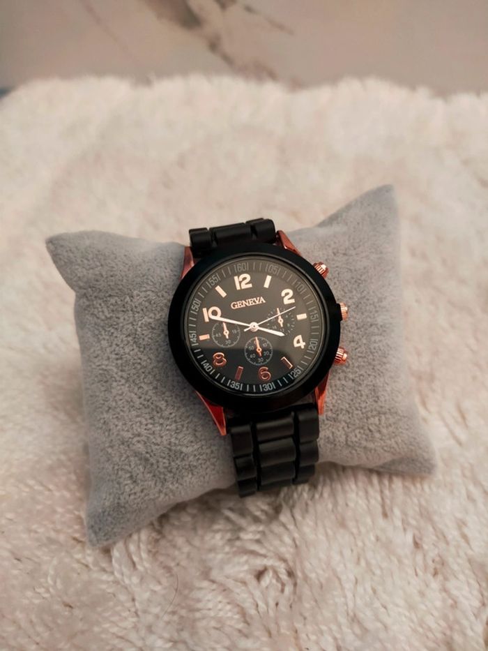 Ensemble bijoux montre, bracelet,collier et boucles d'oreilles+une petite pochette dorée - photo numéro 4