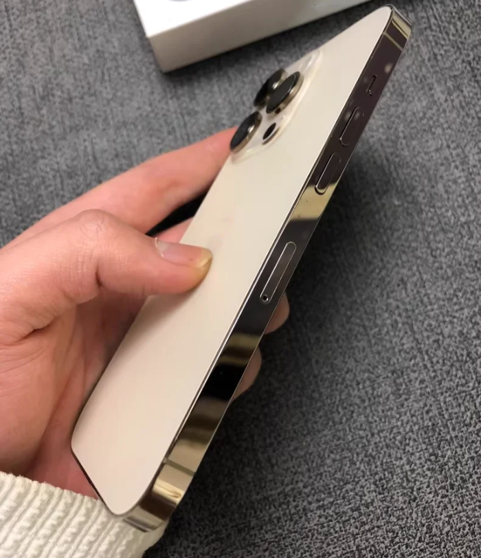 Une iphone quatorze pro max - photo numéro 3