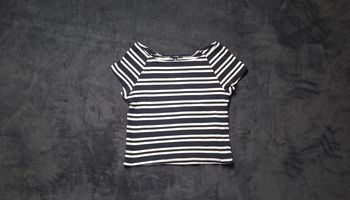 Haut à rayures blanc et bleu marine. 