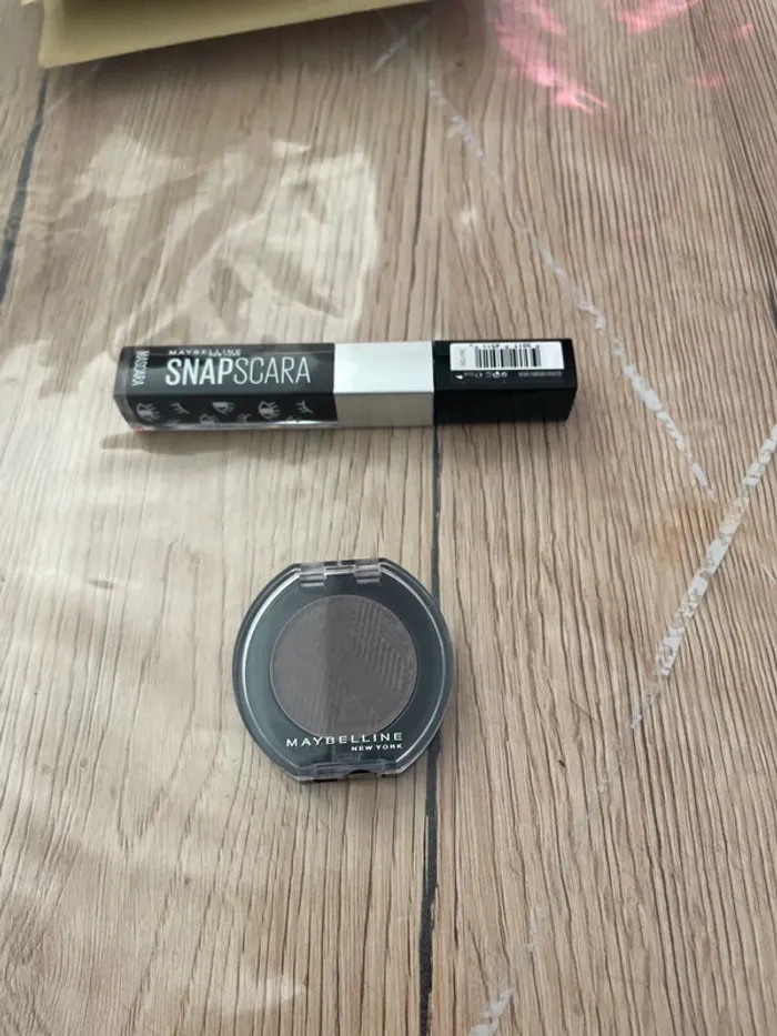 Mascara noir et un phare à paupières marron n°5