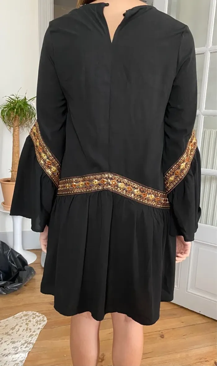 Robe noire avec détails - photo numéro 2