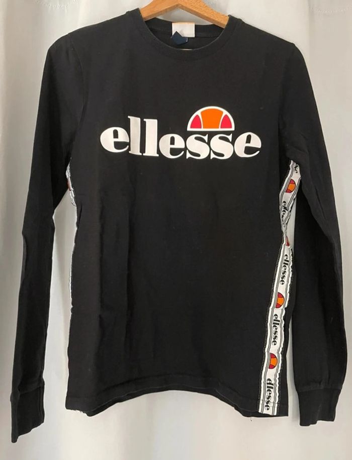t shirt épais manche longue / pull fin noire ellesse