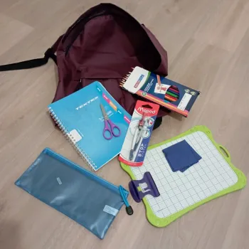 Lot fournitures scolaires sac, trousse, cahier de texte, ardoise, crayon de couleur, compas, ciseaux