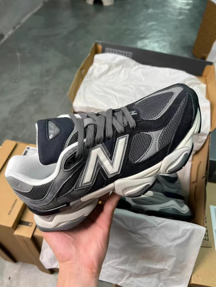 New Balance 9060 Noir et Gris 40