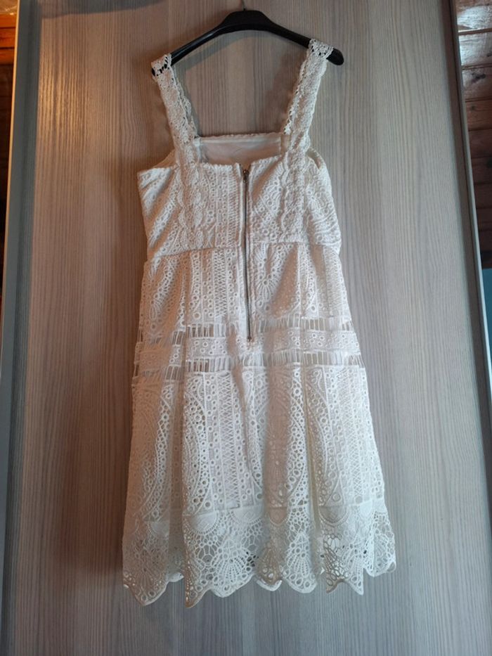 Robe blanche sans manche - photo numéro 2