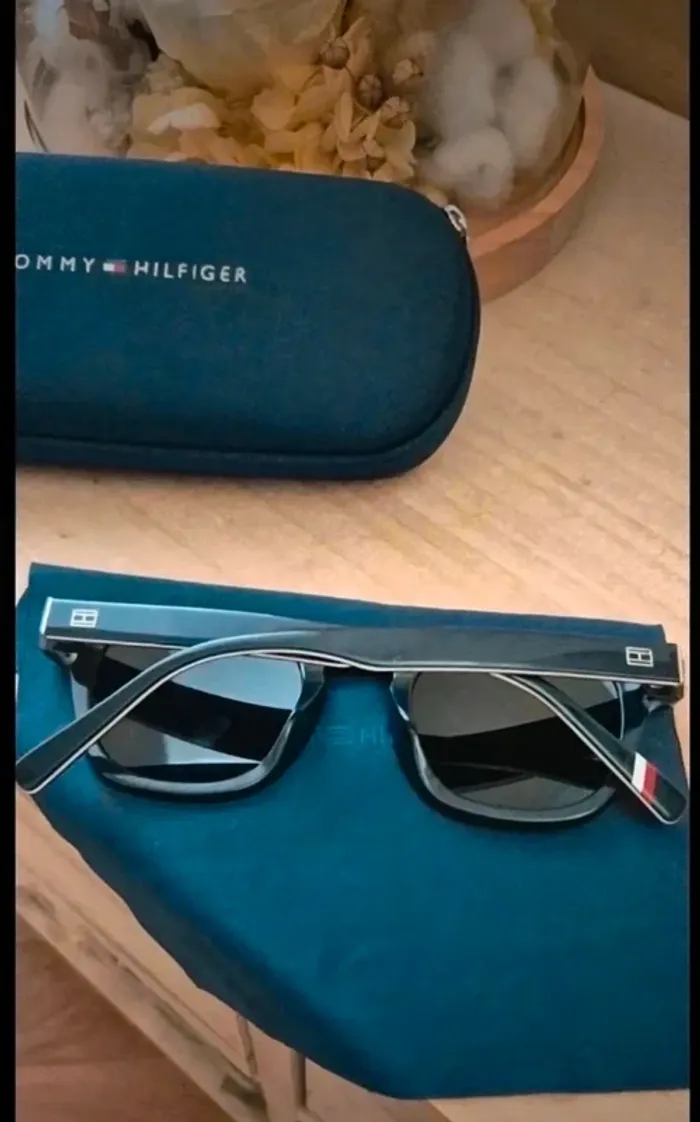 Sunglasses - Lunettes de soleil Tommy Hilfiger - photo numéro 2