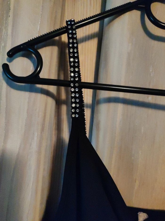 Robe noire avec bretelles petites strasses - photo numéro 2