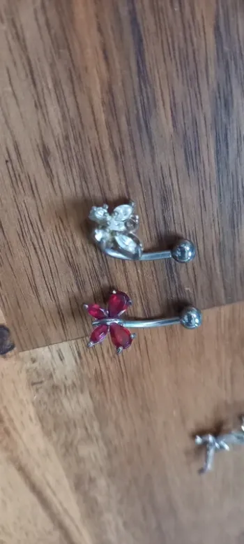 Percing nombril papillon