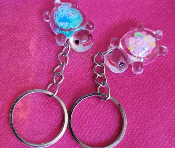Lot de deux porte-clés tortues fluorescentes